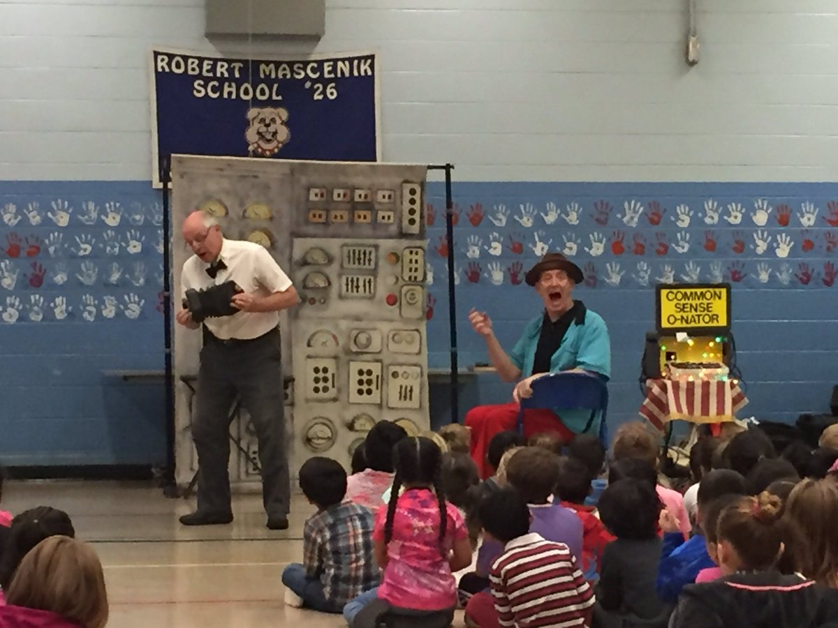 mrsquesada26's tweet photo. Learning about our Earth with The Grand Falloons! 🌎🌍🌏 @RMascenik26 https://t.co/8Q3DsEPT9Q