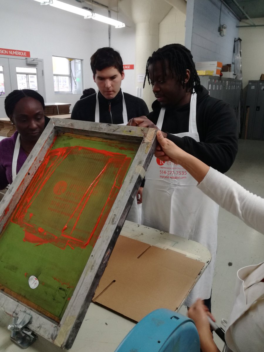 ImprimeEmploi's tweet photo. Atelier #sérigraphie aujourd'hui chez #imprimeemploi ! On personnalise nos boites ! https://t.co/ladA94H9Ks