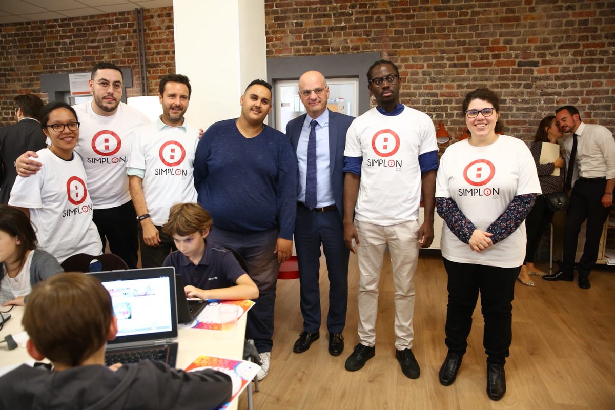 jmblanquer's tweet image. Des élèves qui apprennent à coder au @lab110bis
Ce qui développe leur sens logique et leurs compétences numériques.
La programmation, une compétence à part entière dans notre école:
C’est la semaine du codage! #codingweek