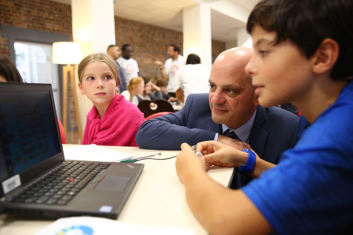 jmblanquer's tweet image. Des élèves qui apprennent à coder au @lab110bis
Ce qui développe leur sens logique et leurs compétences numériques.
La programmation, une compétence à part entière dans notre école:
C’est la semaine du codage! #codingweek