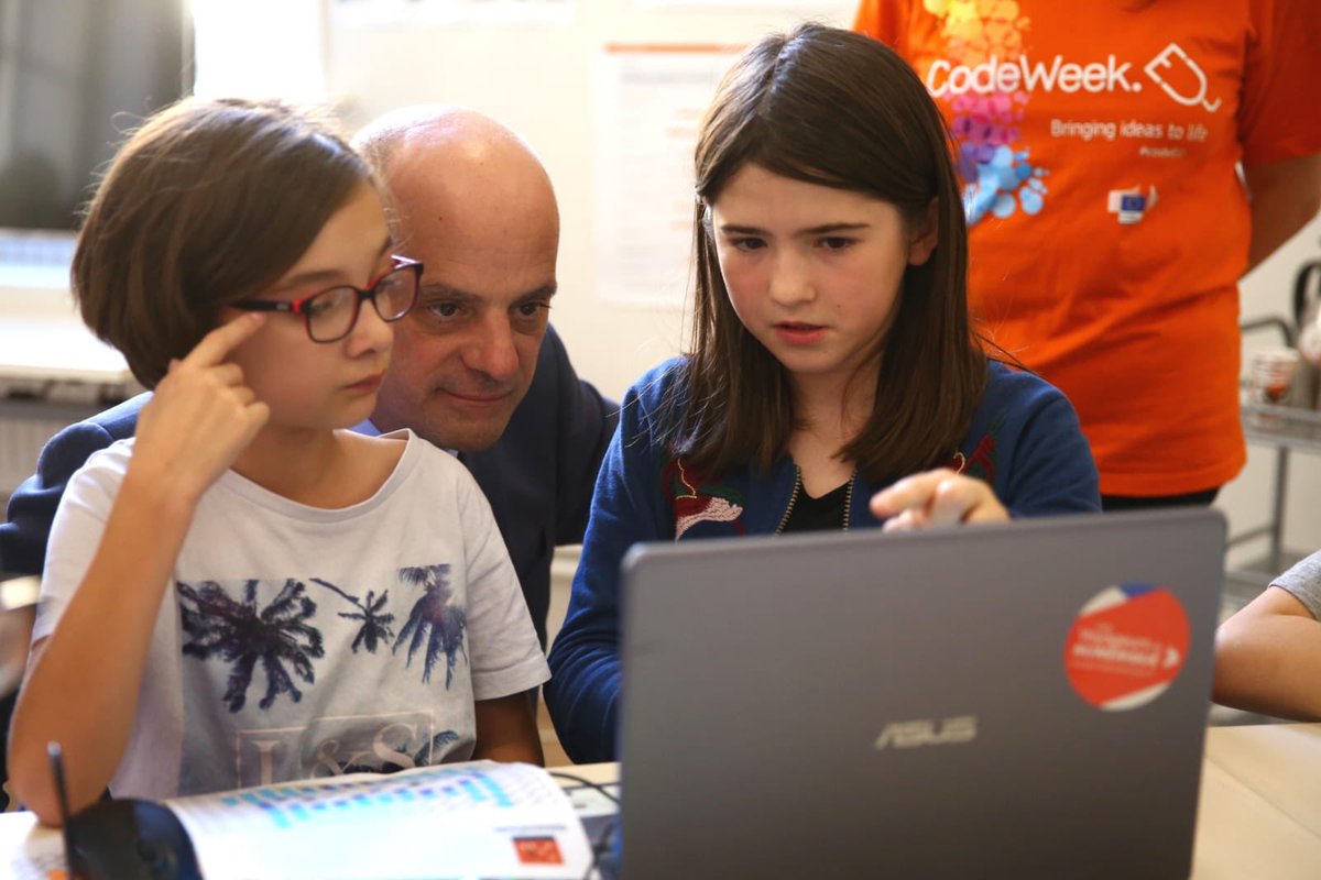 jmblanquer's tweet image. Des élèves qui apprennent à coder au @lab110bis
Ce qui développe leur sens logique et leurs compétences numériques.
La programmation, une compétence à part entière dans notre école:
C’est la semaine du codage! #codingweek