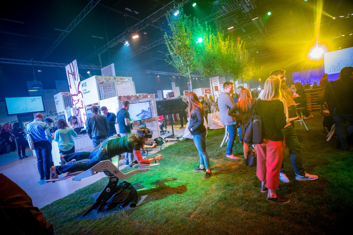 DaimlerTruck's tweet image. “On average 200 new laws are created every day. With the help of digitization we can manage this flood of rules more efficiently” Renata Jungo Brüngger (Board of Management of #Daimler for Integrity &amp;amp; Legal Affairs) at #digitalIL 👉 d.ai/DLDIL #LegalTech #DigitalUs