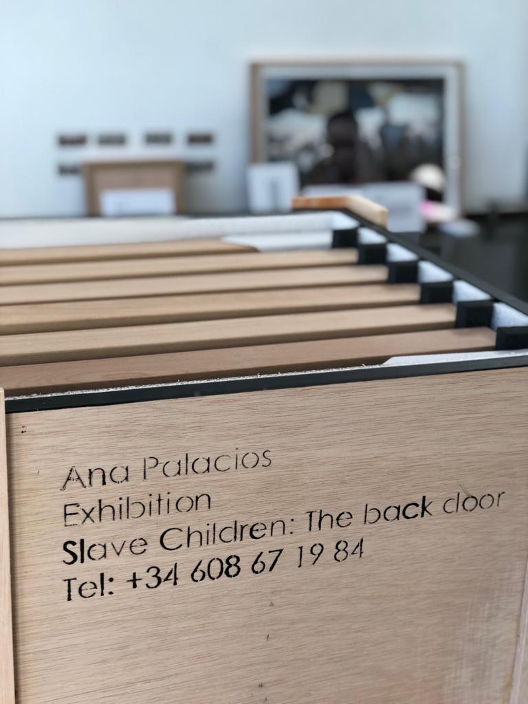 apalaciosrubio's tweet photo. De camino al norte porque mañana se inaugura ‘Niños esclavos. La puerta de atrás’ en @civicanFCN #Pamplona 😀 Está quedando fetén… Gracias Miguel Frago de @12_caracteres por tu maravilloso diseño y por mimar tanto este trabajo #TheBackDoorProject https://t.co/uIpOh6pPED