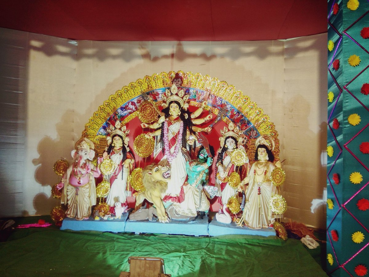 reshmakris's tweet photo. #DurgaPujo2018
Wonderful to see gombe, garba, dandiya, dhol and now jhanki too. 

Happy Dussehra everyone. https://t.co/qqqZkzZLcy