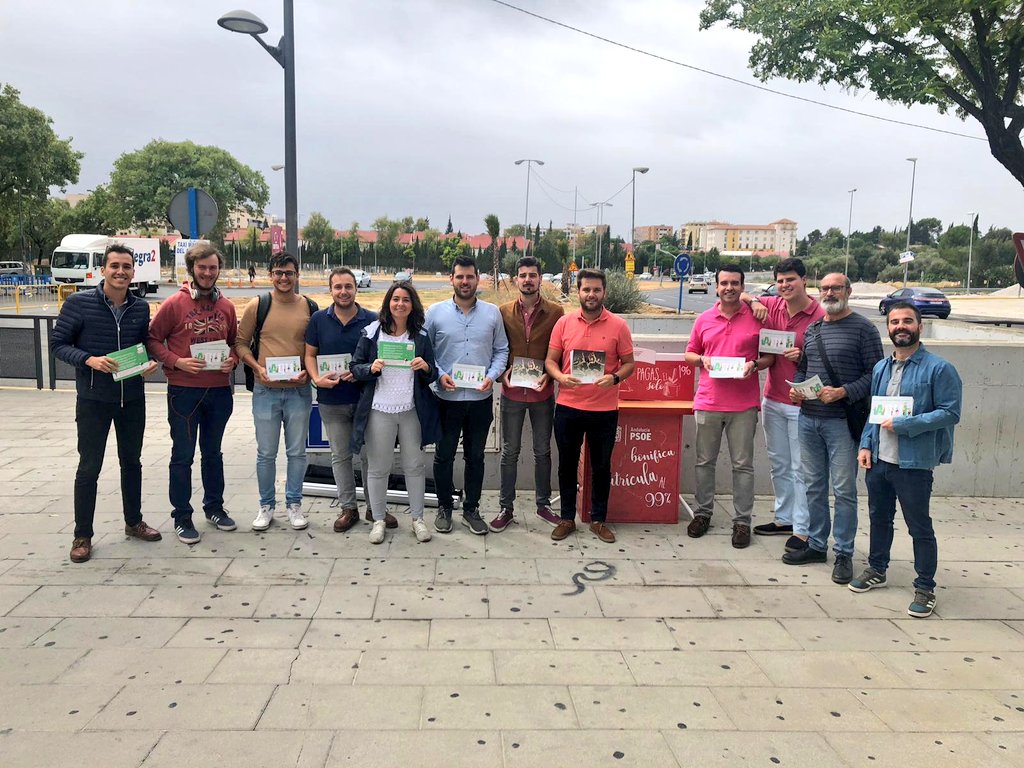 jsapalomares's tweet photo. Hoy las @JSASevilla hemos estado informando sobre las bonificaciones de las matrículas de @AndaluciaJunta junto con los jóvenes de la agrupación vecina @JSAMairena . #sumandooportunidades #jsasevilla #jsaPalomaresDelRio #jsaMairena https://t.co/DpPu4c5k7o