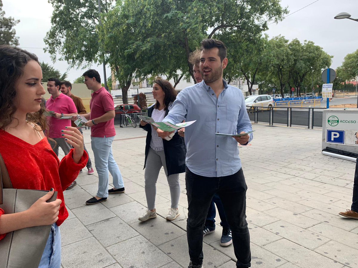 jsapalomares's tweet photo. Hoy las @JSASevilla hemos estado informando sobre las bonificaciones de las matrículas de @AndaluciaJunta junto con los jóvenes de la agrupación vecina @JSAMairena . #sumandooportunidades #jsasevilla #jsaPalomaresDelRio #jsaMairena https://t.co/DpPu4c5k7o