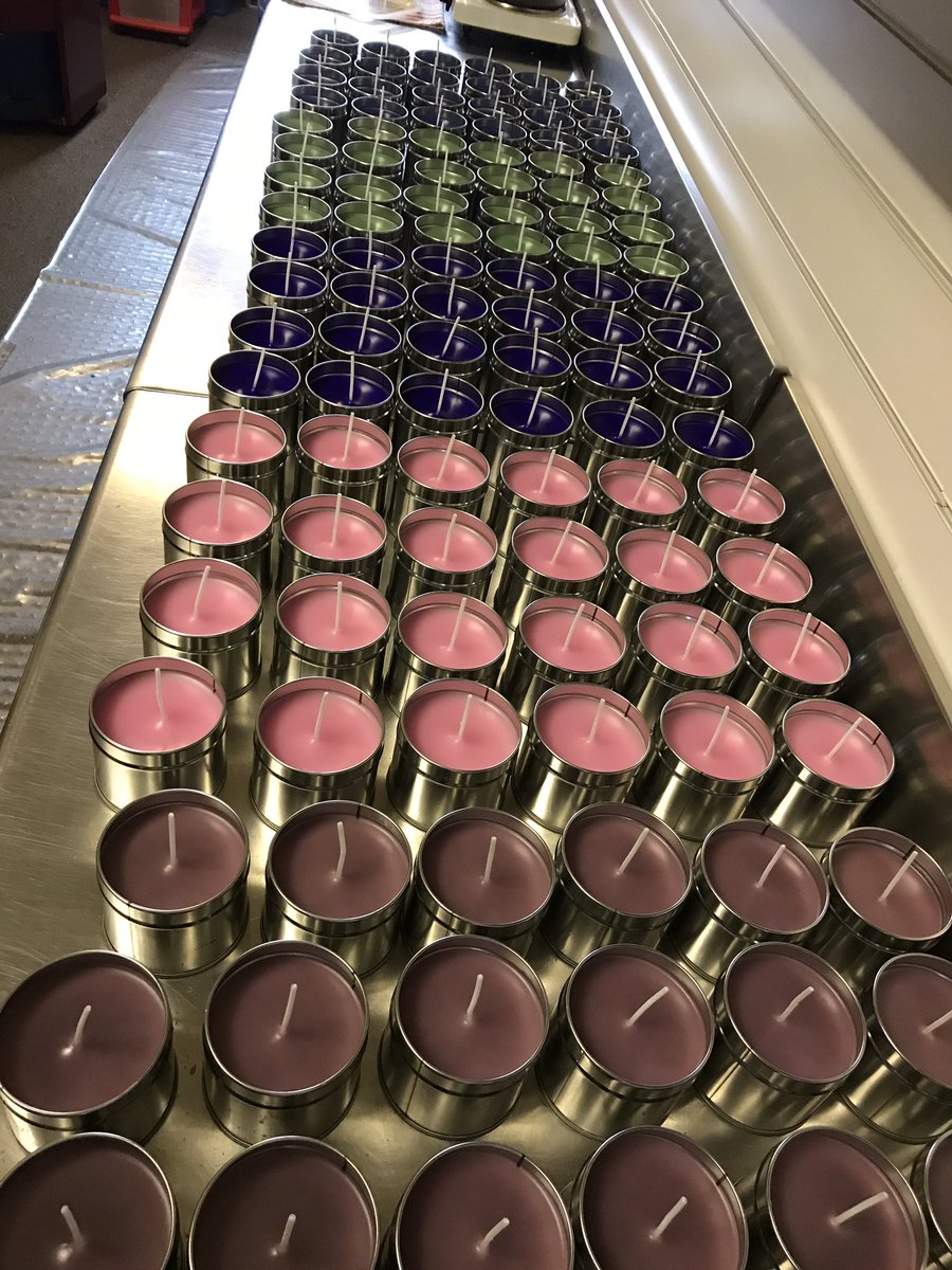 ClivesCandles's tweet image. Really busy day in the studio with over 130 candles made for stock in time for our Christmas Shopping Evening in 23 days time. Midnight Spice, Chefs Kitchen, Indian Summer, Rhubarb Fool and Summer Evening all waiting for the second pour.