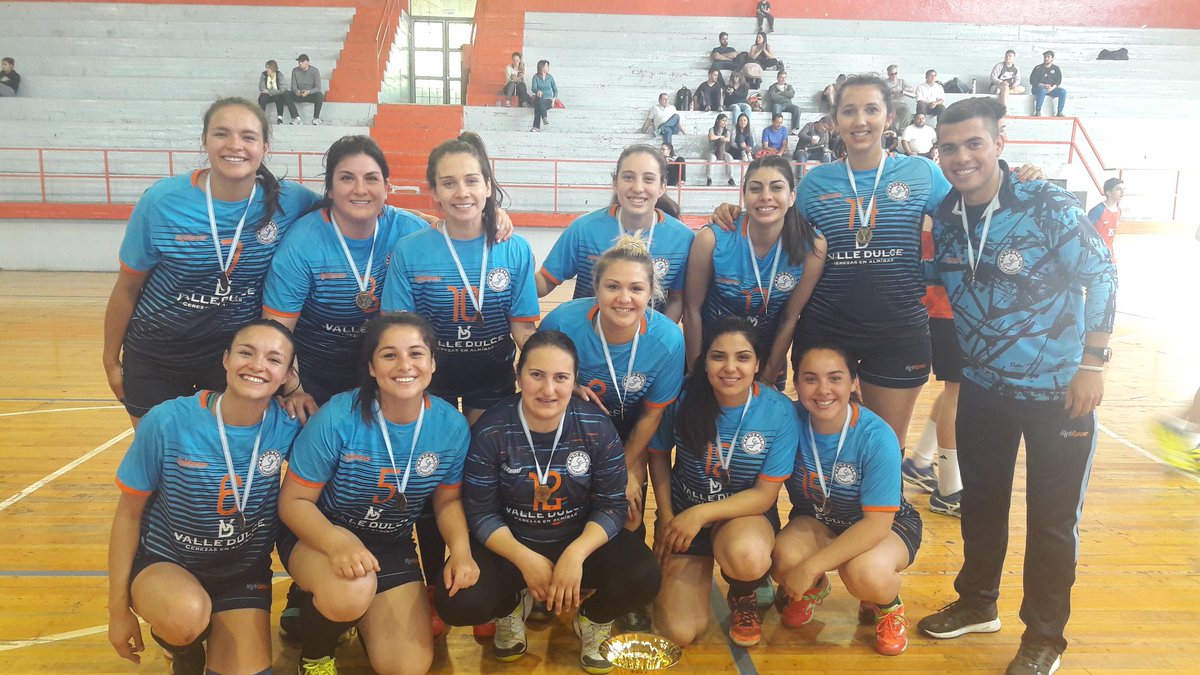 HandballMendoza's tweet photo. #CopaAndina 😎
#mayor #femenino
#CopaOro 🏆
Las chicas de #AMeBal se quedaron con el 1er lugar🥇 de la final de #Oro y las de @HandballTupung1 con el 2do puesto 🥈
Felicitaciones a los 2 equipos 👏👏👏 https://t.co/PlNtKKyhYt