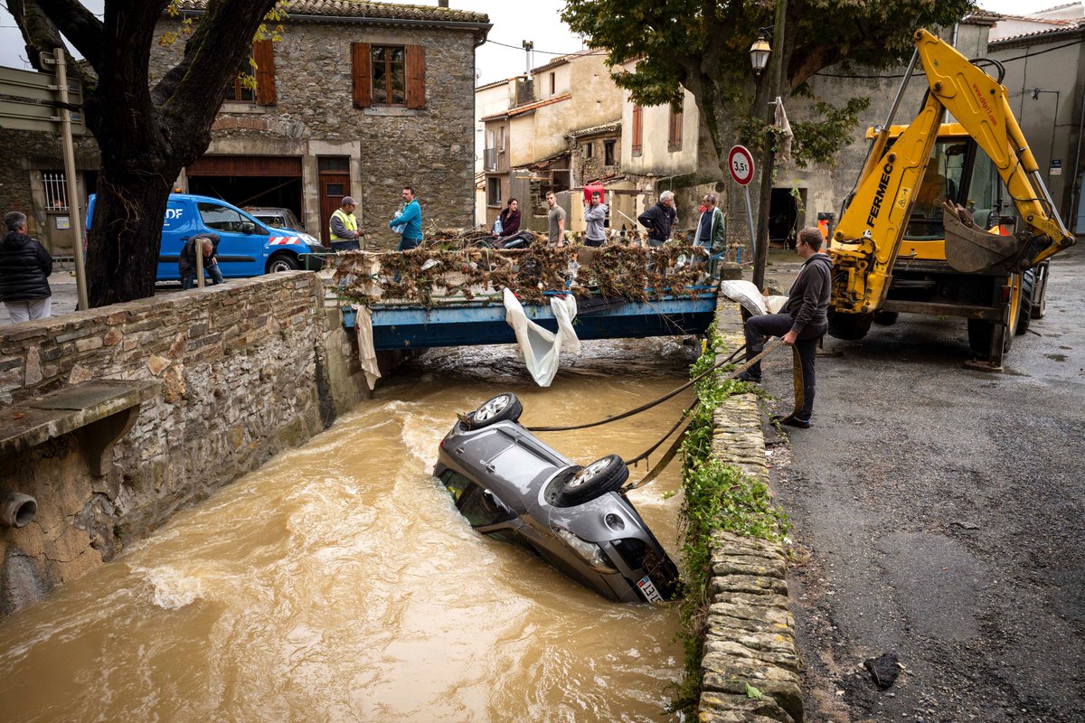 Ситуация в дубае сегодня с наводнением. In Floods of tears. Flash Flood. Flood people. Be in Flood of tears.