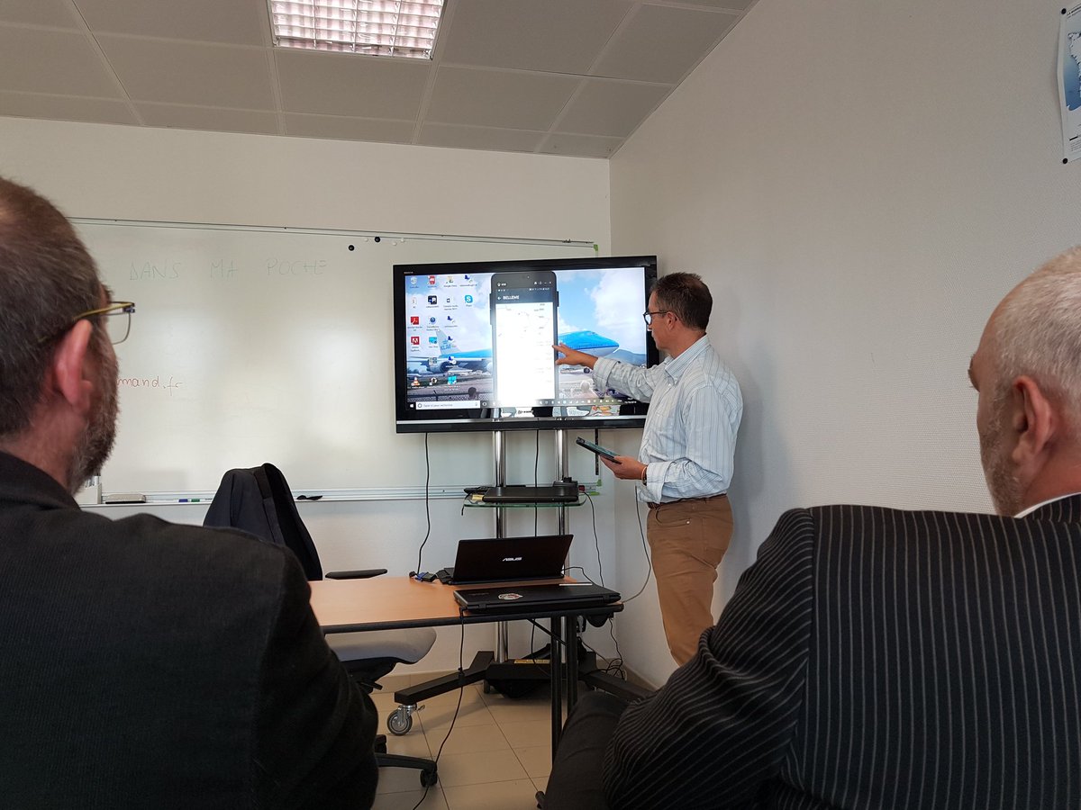 L' #orne présente les bons plans de l'app L'Orne dans ma poche aux commerçants de #belleme