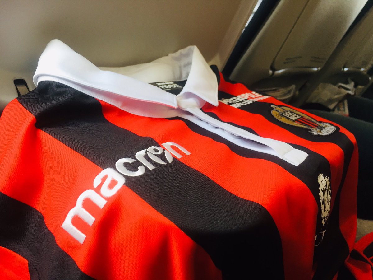 Retour de Nice... avec un kdo pour vous . À l’occasion de #OGCNOM dimanche 21h sur <a href="/canalplus/">CANAL+</a> je vous fais gagner le maillot de <a href="/FinallyMario/">Mario Balotelli</a> ! RT et FOLLOW pour tenter votre chance. Vous avez une semaine ! 😃⚽️👍🏼💪