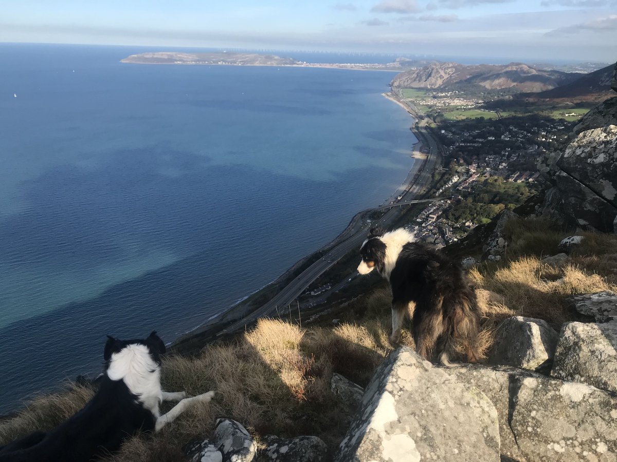 We're very, very jealous of the photo we just got from @1GarethWynJones this Monday! 

Who else wishes their office view looked like this?
#officewithaview #MondayMood #WelshLandscape #WelshViews