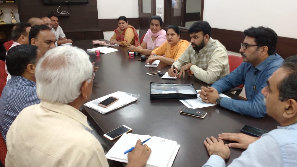 SanjayTandonBJP's tweet image. Addressed the meeting of District and Morcha Presidents, and asked them to give the details about the #data collected in their respective areas from District to #BoothLevel. Present in the meeting were Bhimsein Aggarwal Vice President, Prem Kaushik General Secretary &amp;amp; others.