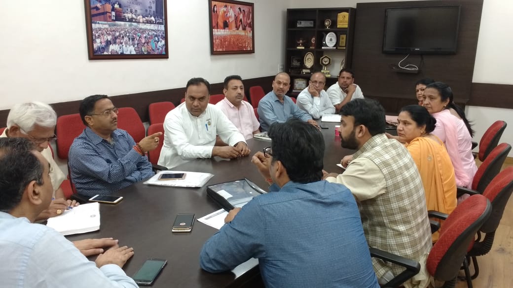 SanjayTandonBJP's tweet image. Addressed the meeting of District and Morcha Presidents, and asked them to give the details about the #data collected in their respective areas from District to #BoothLevel. Present in the meeting were Bhimsein Aggarwal Vice President, Prem Kaushik General Secretary &amp;amp; others.