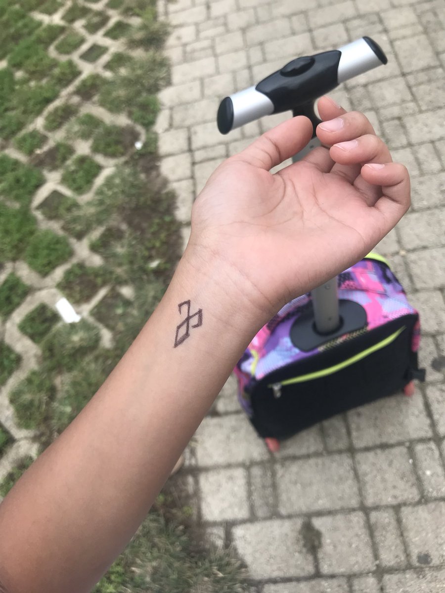shmdari0's tweet photo. so ok i just took her from the school bus and... i saw this. #proudsisterhere #shadowhunters https://t.co/wi3unXXKWX