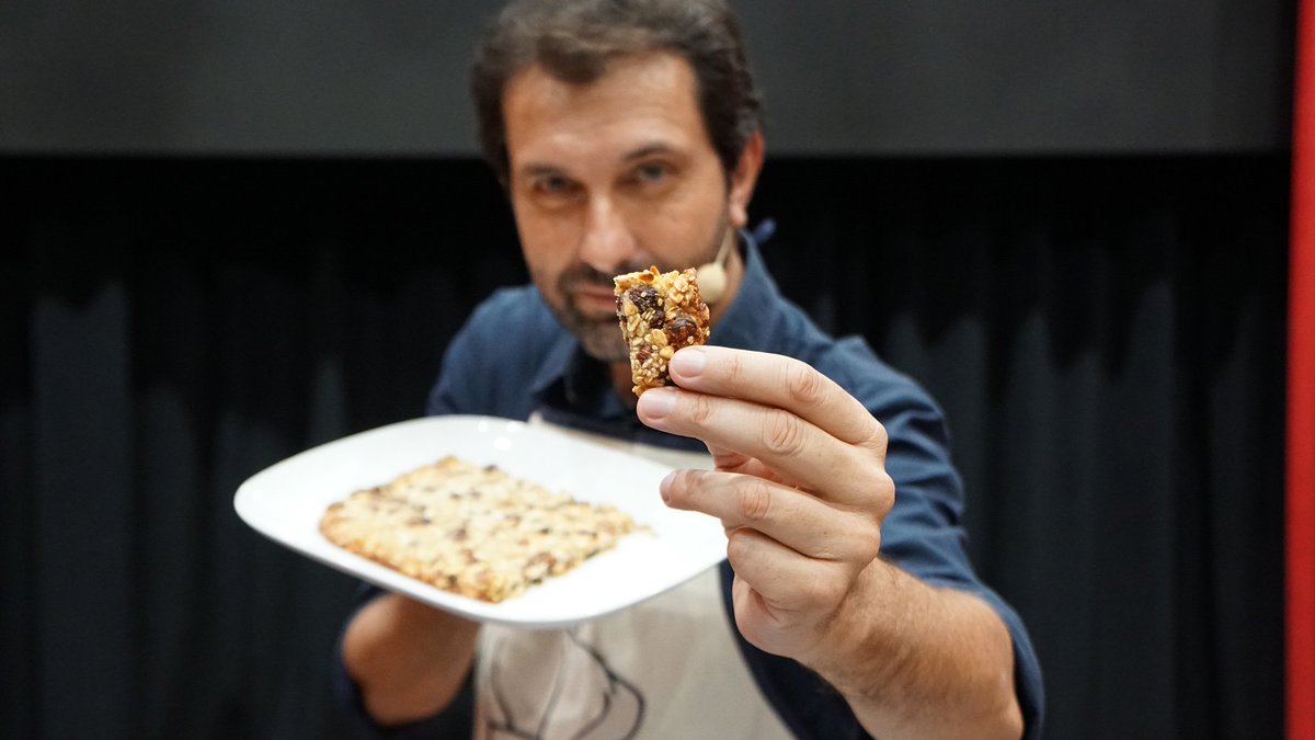 RaiRadioKids's tweet photo. Oggi papà Marco ci insegna a preparare un rapido e delizioso snack!

Guardate qui:
https://t.co/w3Q4maWaaa

#RaiRadioKids #RaiPlayRadio https://t.co/biqwqZ0HHK