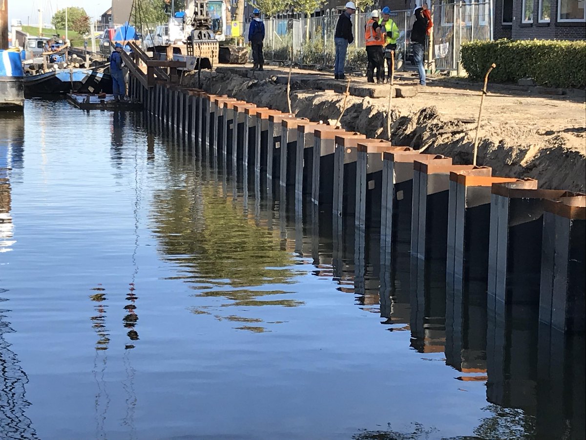 tebezo_nl's tweet photo. Onlangs zijn wij gestart met een mooi watermanagement project in onze vestigingsplaats Genemuiden. Het project bestaat uit het vervangen van een kademuur en het aanbrengen van een gefundeerde uitstroomvoorziening. https://t.co/0mgpkZALK1