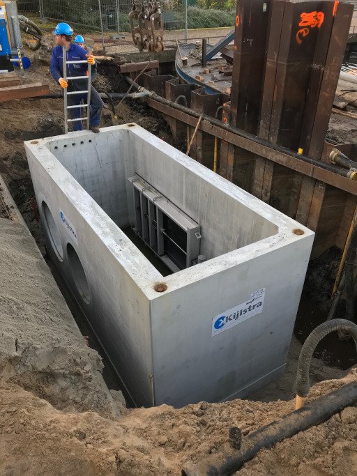 Onlangs zijn wij gestart met een mooi watermanagement project in onze vestigingsplaats Genemuiden. Het project bestaat uit het vervangen van een kademuur en het aanbrengen van een gefundeerde uitstroomvoorziening.