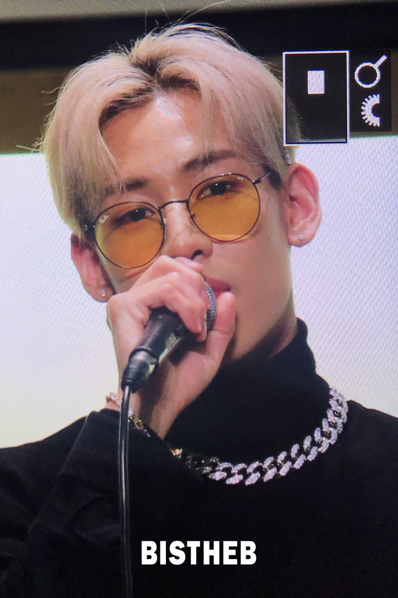 BISTHEB_52's tweet photo. 181015 용산 팬사인회 @BamBam1A 
#GOT7 #BamBam #갓세븐 #뱀뱀
#PresentYOU #Lullaby 
뱀뱀 왜 이러케 잘생겼는지 아시는분 계십니까....🙋🏻‍♀️ https://t.co/iPMosKgFTI