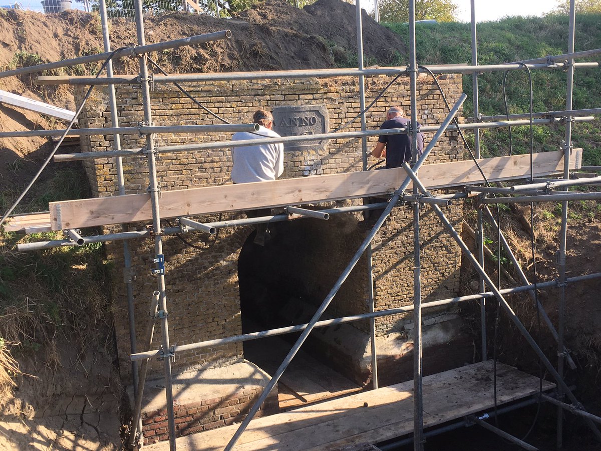 karsgeerken's tweet photo. Start restauratie van de Beaufortsluis te Walsoorden. De historische uitwateringssluis is een rijksmonument en dateert uit 1761. Een mooi project voor bouwgroep Peters o.b.v bureau @RutgerPolderman #khalix https://t.co/mAHmVuw4Vf