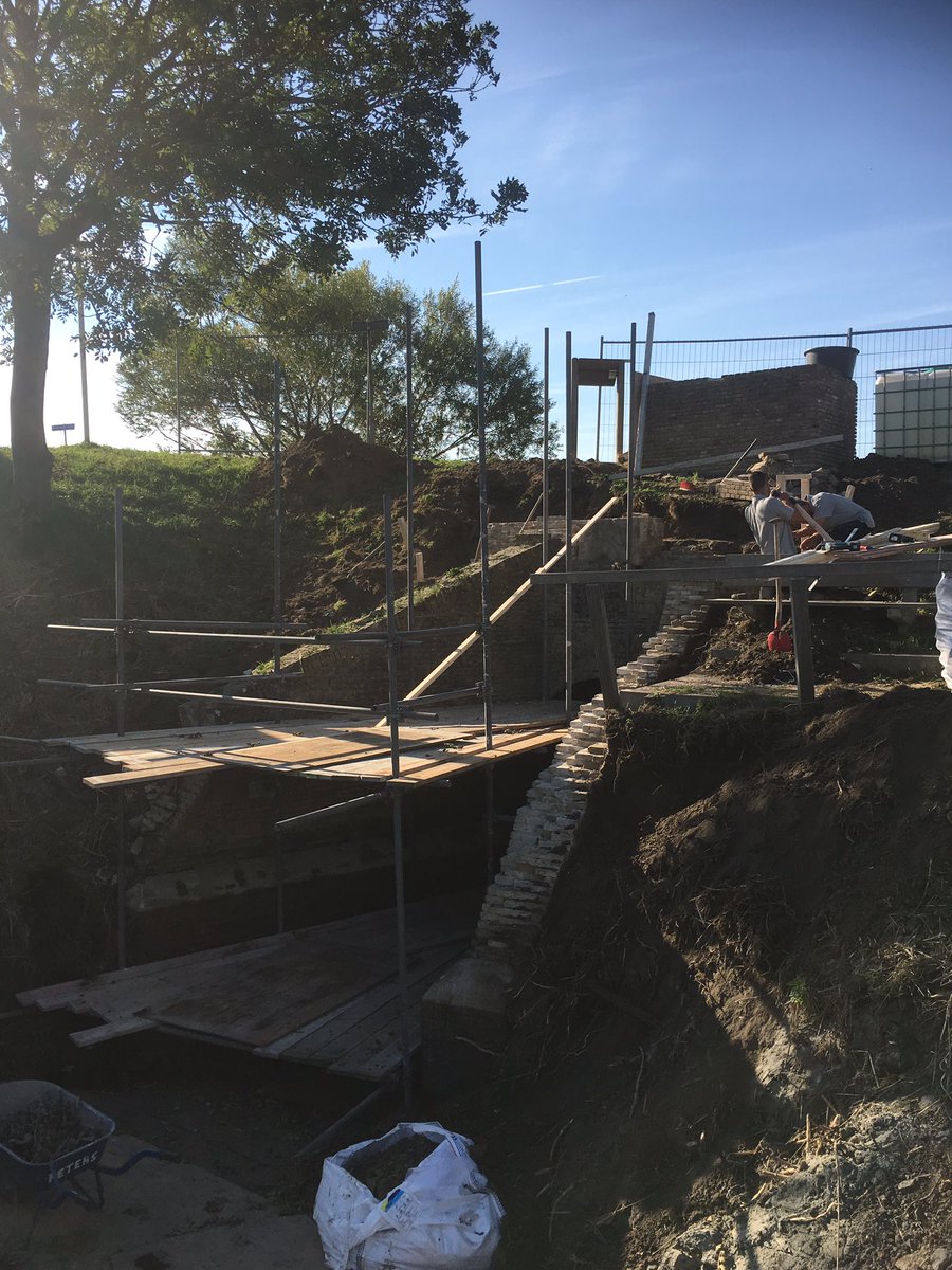 karsgeerken's tweet photo. Start restauratie van de Beaufortsluis te Walsoorden. De historische uitwateringssluis is een rijksmonument en dateert uit 1761. Een mooi project voor bouwgroep Peters o.b.v bureau @RutgerPolderman #khalix https://t.co/mAHmVuw4Vf
