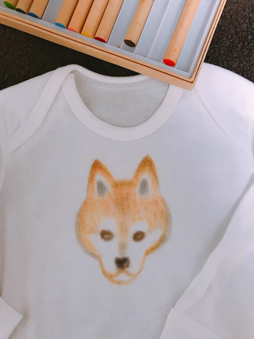 UNIQLOさんのベビーTシャツに、無印さんの「布描きクレヨン」でお腹にワンコを。モデルはご家族のおうちのワンコさんです? 