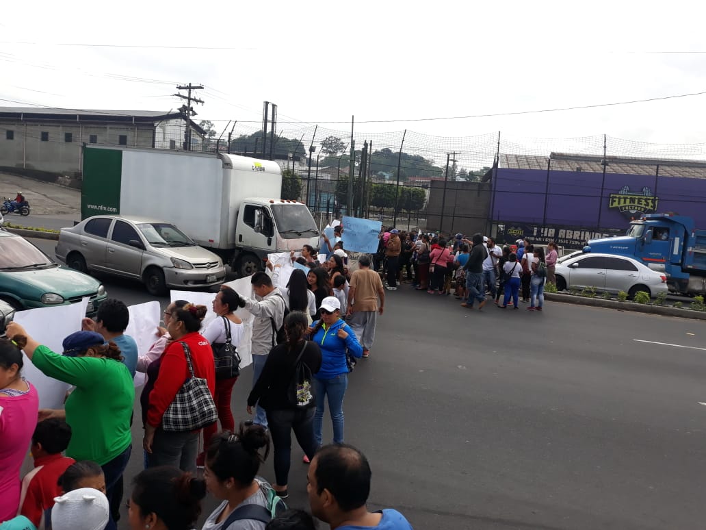 CanalAntigua's tweet photo. #AHORA
Ya está bloqueado el paso en el km. 15 ruta al Pacífico en ambos sentidos de la vía. Familiares de 
exagentes de @PNCdeGuatemala manifiestan en el área. Se recomienda utilizar vías alternas.
Vía @SantosDalia https://t.co/lixhQjFGue