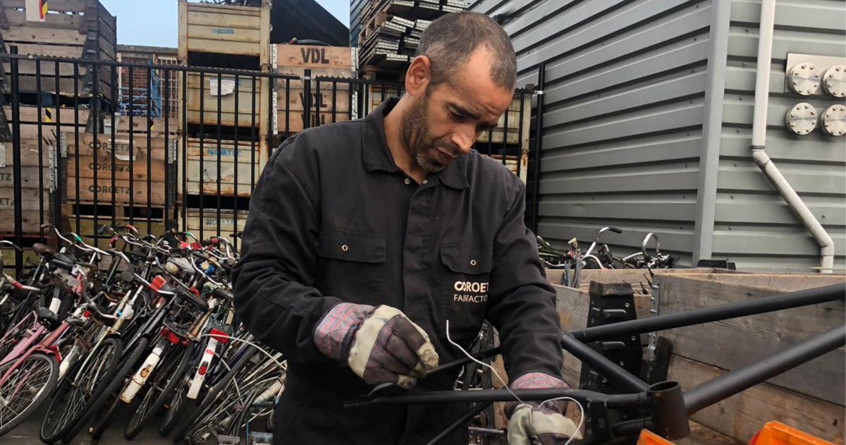 RoetzBikes's tweet photo. #Maker Mo dismantles every bicycle that come in at #Roetzbikes. Some days, over 25 bikes are disassembled, striped down, unharnessed by this hard working #powermachine. 30% of the parts we use for our new collection, other parts are #recycled. This is how Roetz works! #circular https://t.co/k2nTnu7AYN