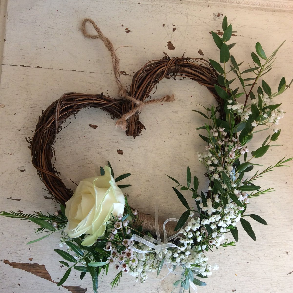 GeorgeShopsales's tweet photo. Sometimes simple is more beautiful. A wicker heart for a funeral tribute, very natural and personal but simply stunning.

Samantha B xx

#natural #wicker #heart #florist #flowers #white https://t.co/CKZMgped8w