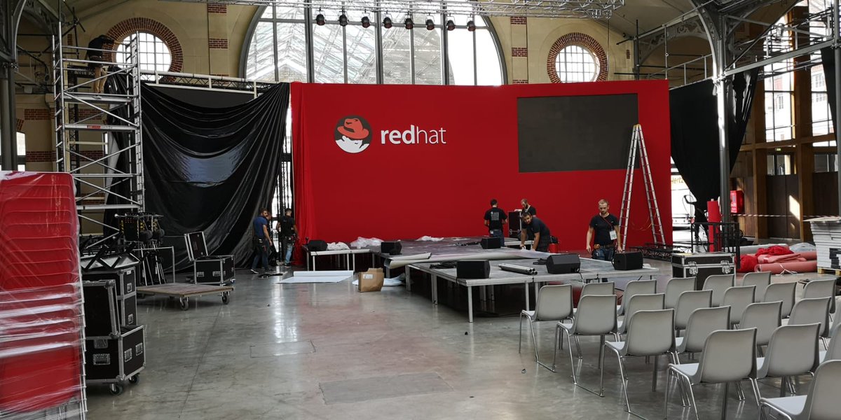 RedHatFrance's tweet photo. [🎉 J-1 🎉] Montage des stands du #RedHatForumFR #2018 #WorkInProgress ➡️ https://t.co/5PUf3oIfSh https://t.co/rJSZC4vEKH