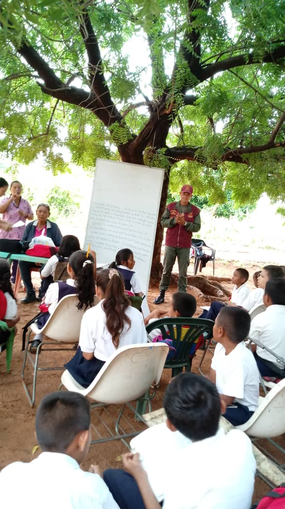 GNB_PuebloDMcbo's tweet photo. @GNB_PuebloDMcbo cumpliendo con en eje de (Guardia va a la Escuela) esta vez compartiendo con los alumnos de la Unidad Básica Nacional Camino del Niño Simón con el objetivo de formar hombres y mujeres de bien a futuro y tener una mejor sociedad. #GNB #15OCT18 https://t.co/7qIohkr5NO