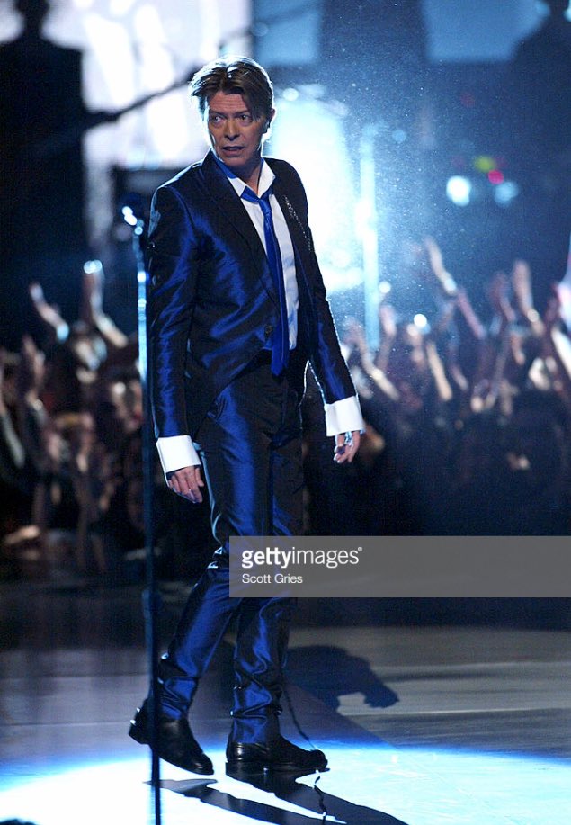 ManuelaMravlak's tweet photo. I love this blue suit on David...
The clothes he wore never go out of style, just like our hero! #Bowie #BowieStyle #ForeverBowie #Elegance 💙
#DavidIsAlwaysInMyHeart https://t.co/0ylyWNPTzu