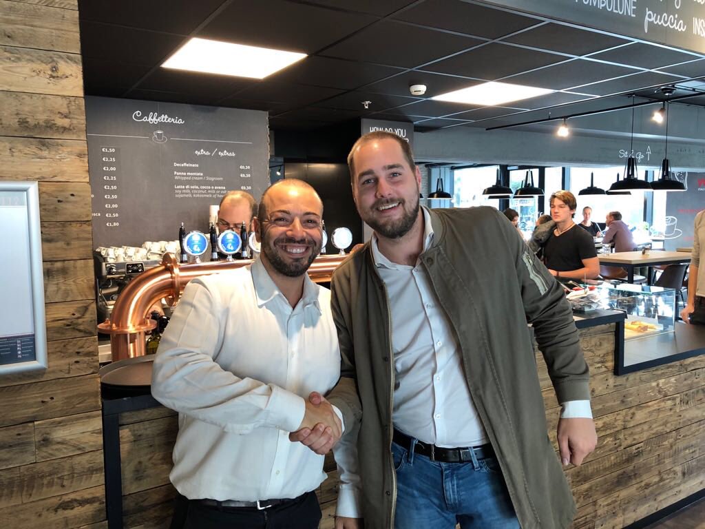 BLINCKschoon's tweet photo. Een nieuwe klant in, voor #schoonmaakbedrijf #Blinck, een nieuw branche; de #horeca! Onze #uitblinkers gaan ervoor samen met onze #rayonmanager David Vinck ๐๐ผ Lees er meer over op https://t.co/kJGX4eBfob https://t.co/dIgjh0FfBk