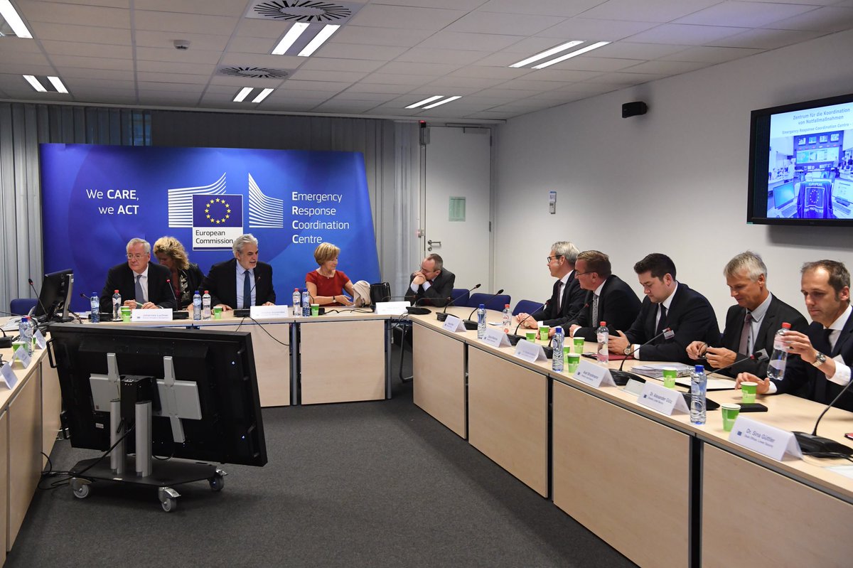 StylianidesEU's tweet photo. Besten Dank für den Besuch des #ERCC in Brüssel, dem Koordinierungszentrum für #Katastrophenschutz der #EU 🇪🇺 

Gute Diskussion über #rescEU 
@borispistorius, @GeorgMaier8 @TMIKThueringen, @AndyGrote und Torsten #Akmann 🇩🇪 

@eu_echo https://t.co/YIUWRMEXcD