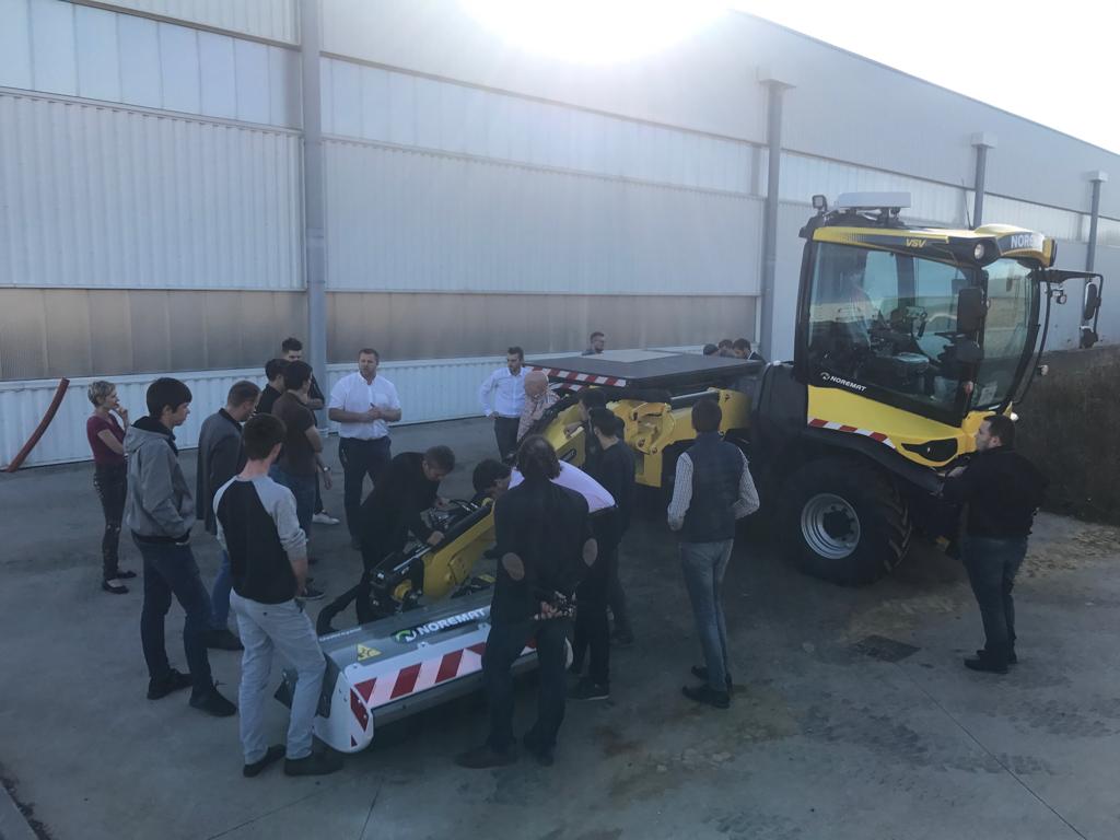 Visite d'entreprise pour une classe de lycée agricole. De quoi réveiller des vocations et préparer l'avenir ! 🎓Noremat #recrute 📢 -> noremat.fr/fr/pages/recru…