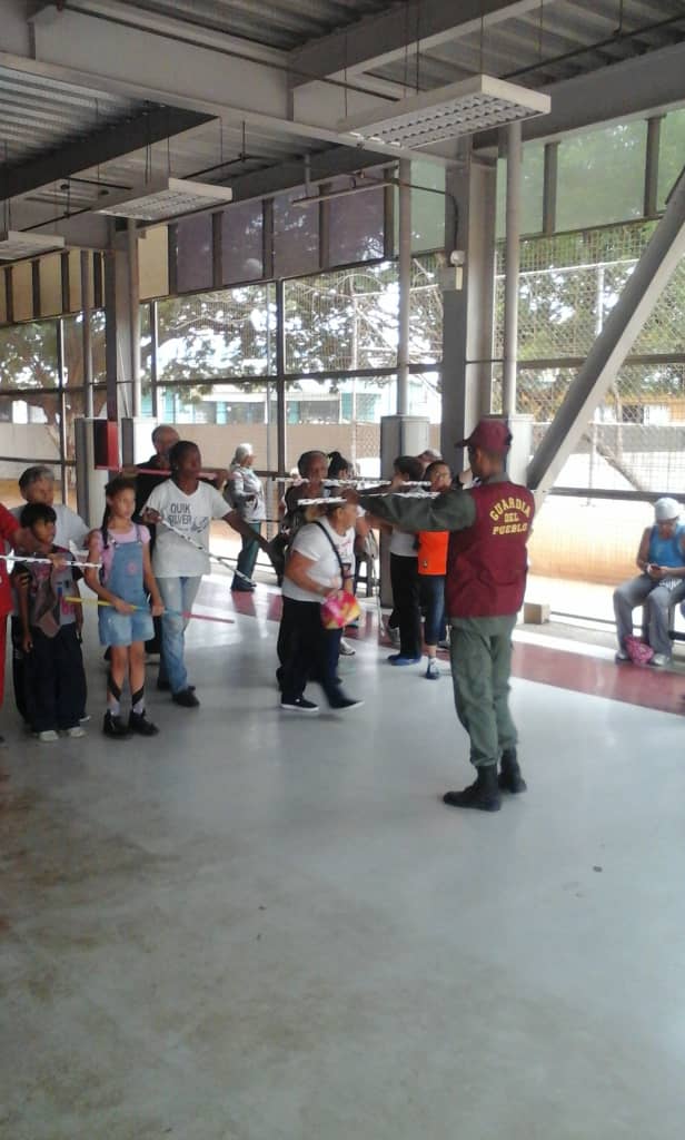 GNB_PuebloDMcbo's tweet photo. @GNB_PuebloDMcbo actividad Recreativa y Deportiva en la GRAN BASE MISIÓN DE PAZ HUGO CHAVEZ del Municipio Maracaibo SEGUIMOS BRINDÁNDOLE FELICIDAD AL PUEBLO ZULIANO. #GNB #15OCT18 https://t.co/c7Y701NNcF