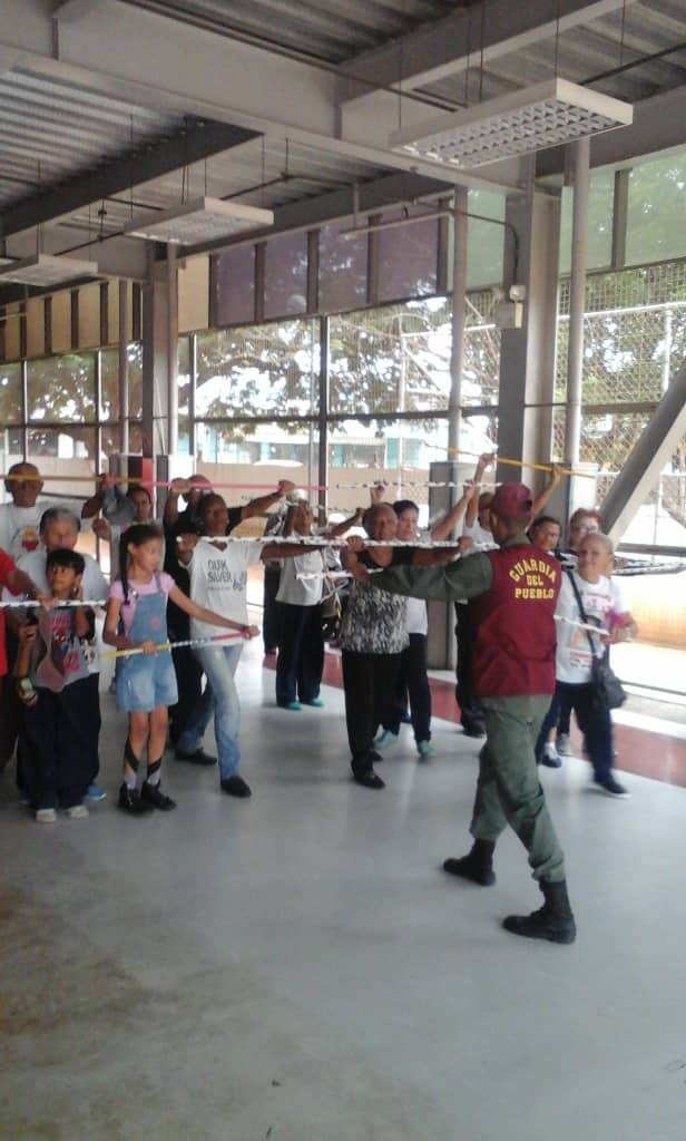 GNB_PuebloDMcbo's tweet photo. @GNB_PuebloDMcbo actividad Recreativa y Deportiva en la GRAN BASE MISIÓN DE PAZ HUGO CHAVEZ del Municipio Maracaibo SEGUIMOS BRINDÁNDOLE FELICIDAD AL PUEBLO ZULIANO. #GNB #15OCT18 https://t.co/c7Y701NNcF