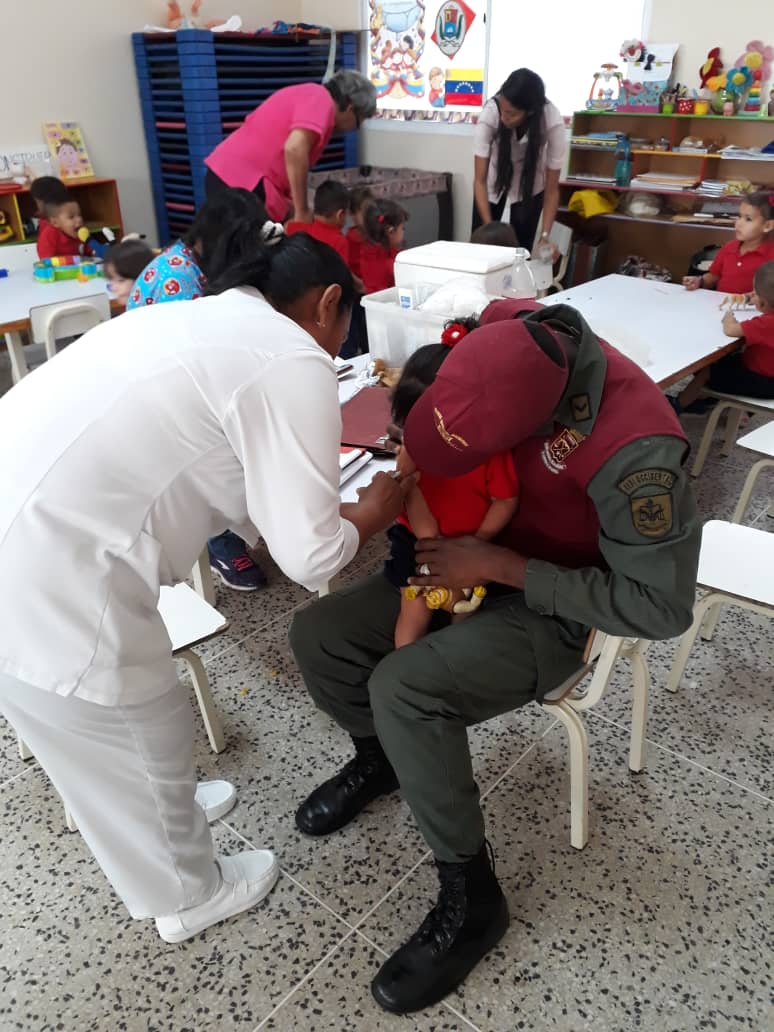 GNB_PuebloDMcbo's tweet photo. @GNB_PuebloDMcbo continuamos en el Centro de Educación Inicial Nacional de Maracaibo donde realiza actividad de EDUCACIÓN Y SALUD a los niños y niñas del preescolar. #GNB #15OCT18 https://t.co/OpWSlkyKXV