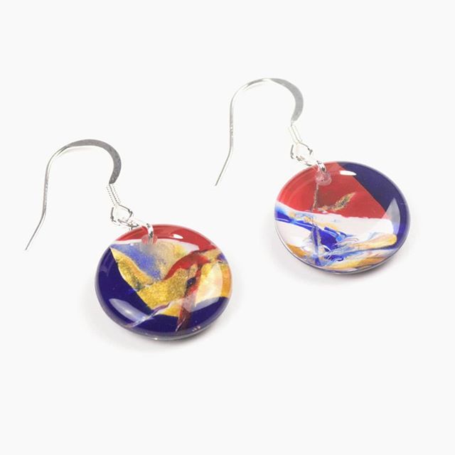 JoJoBlue_Design's tweet photo. Multi colour round earrings, red, white, blue &amp; gold acrylic combined to create these abstract art earrings.
#theartofselfexpression #makersgonnamake #makersmovement #resinearrings #colourburst #colourfulearrings #etsyshop #contemporaryjewellery https://t.co/dzwSjqvLUN https://t.co/Lf8mTTyQvR