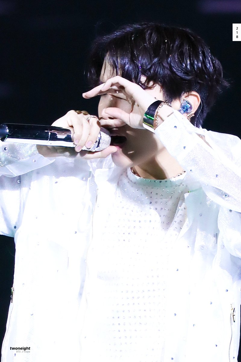 218_jhope's tweet photo. 181013 LYS in Amsterdam
 #제이홉 #호석 #BTS #jhope @BTS_twt ⚡️➰🖤✨ https://t.co/G8iWbZCjCX