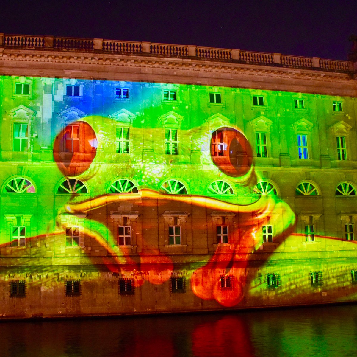 Noten_Lesen's tweet photo. Festival of Lights - yesterday #festivaloflights #Berlin #LoveBerlin #BerlinByNight #Illumination #NeuerMarstall #nightphotography #StreetArt https://t.co/npEBKDTiBY