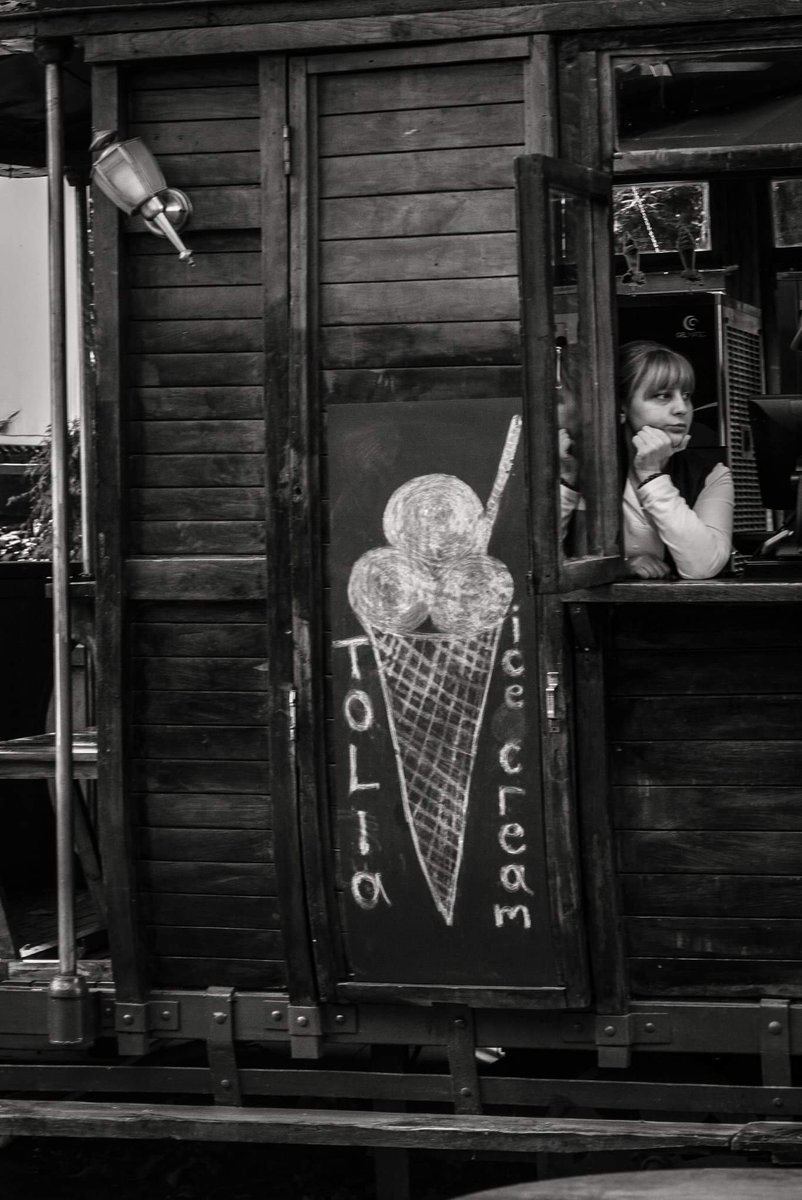 dbgul's tweet photo. Ice-cream seller, Tbilisi https://t.co/3agUkIS68r