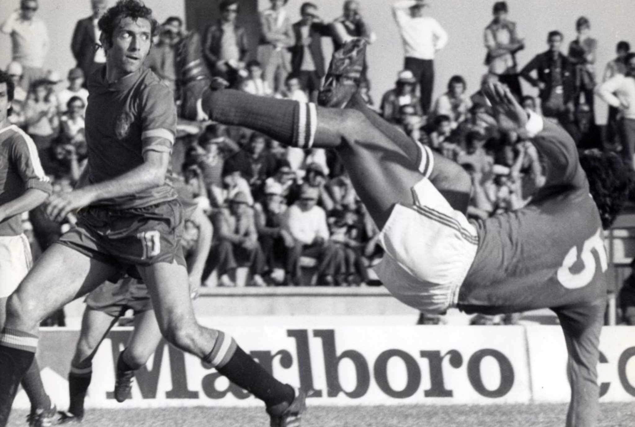 FOTOS HISTORICAS O CHULAS DE FUTBOL - Página 2 Dpk4G79XUAAf_68
