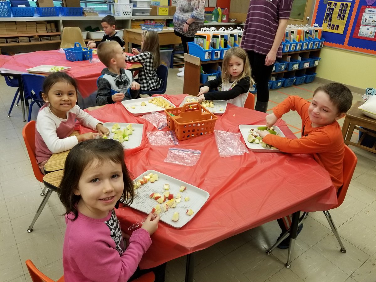 the5to9teacher's tweet photo. Who wants applesauce? We made a big batch to celebrate #AppleDay! Our room smelled so yummy! 🍎 #littlehands #iteachk #ilovemyjob #kindergartenismyjam #happyclassroom #ColdSpringELC https://t.co/dF4aF5DR4T