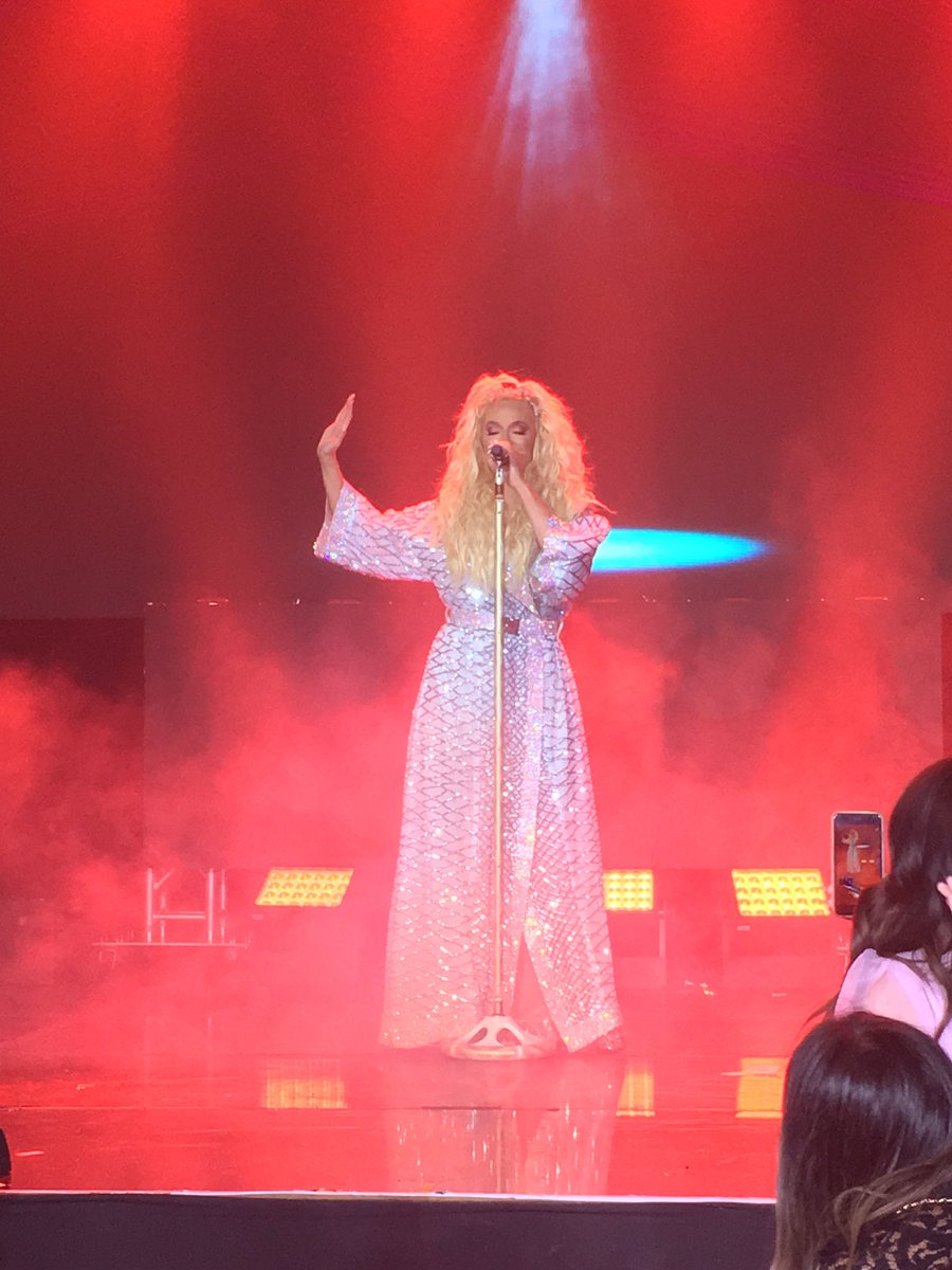 _claudiabelle's tweet photo. WOW. Last night was just WOW! SHE👏🏼 DID👏🏼THAT👏🏼 🤩 #PrettyMessTour @erikajayne https://t.co/UXJqVtl3KK