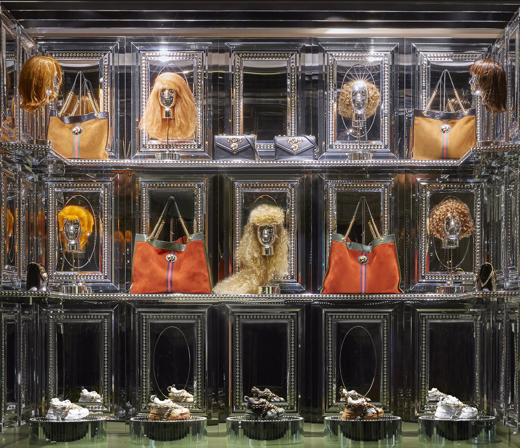 Shop Windows Of A Louis Vuitton Shop In Milan - Montenapoleone