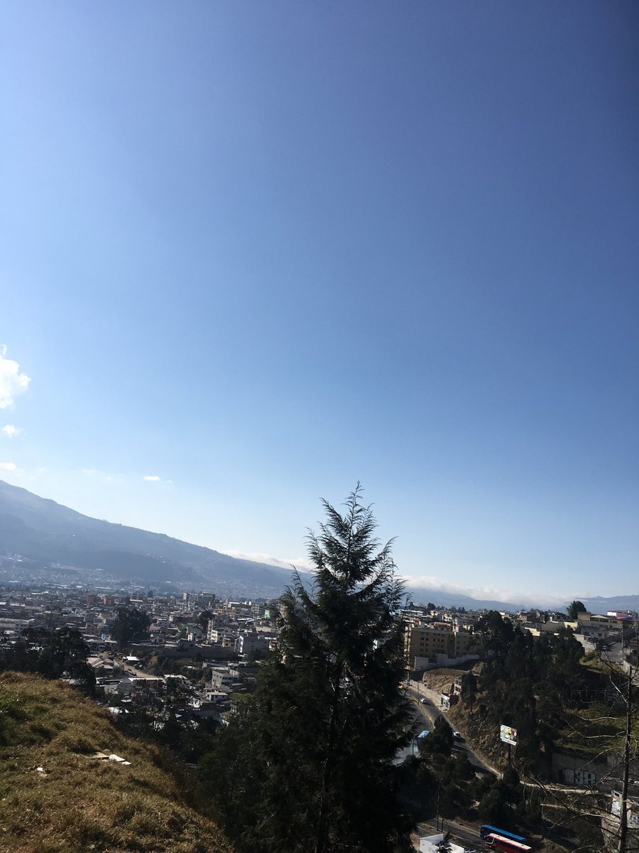 TornCurtainPI's tweet photo. ¡Qué calor! #InviernoEnQuito https://t.co/mAXVaJ2HC3