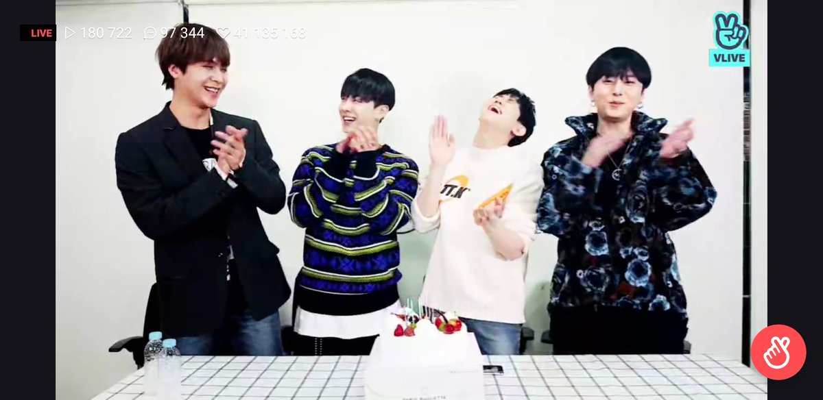 HighlightFR's tweet image. [INFO/181015] Highlight ont gâté les Lights lors du V Live pour leur 9e anniversaire : ils sortiront un single digital le 29 octobre et donneront deux concerts à Seoul les 24 et 25 novembre !

#Highlight #하이라이트 #하이라이트_9주년 #양요섭 #용준형 #이기광 #손동운