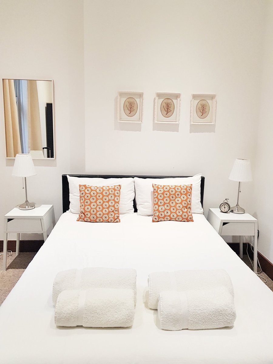 I'm staying in a gorgeous <a href="/City_Relay/">City Relay</a> apartment in #London for the next few days with <a href="/theflyawaygirl/">Penélope Louise</a> wahoo! With such modern, minimalist design it's surely an Instagrammer's dream? Where is the best place you have stayed in London town? #travelblogger