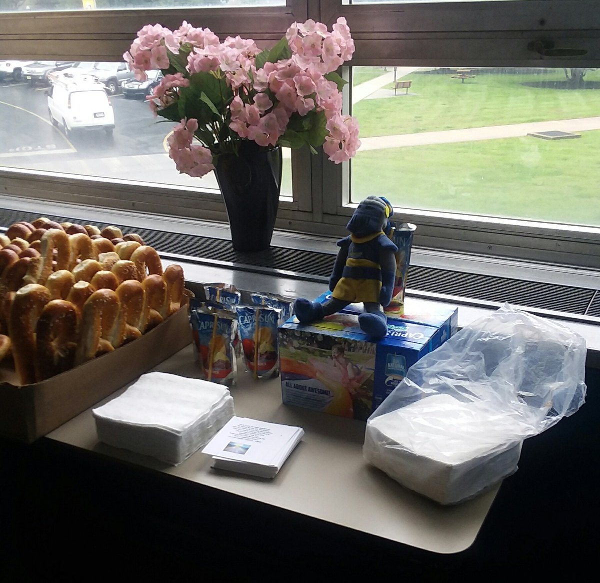 nu_respeermin's tweet photo. Commuters, there's still plenty of FREE pretzels, blessings, and juice for you down in Campus Ministry! Stop on by between your classes! https://t.co/x1nRzw0YjP